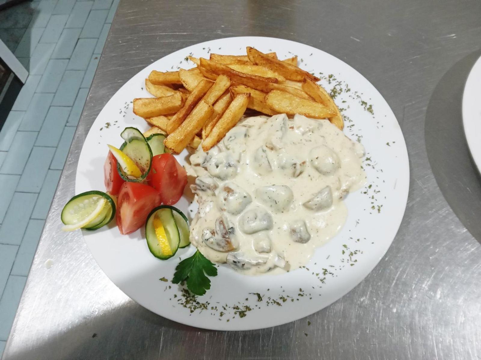 Restaurant & Apartments Jug Сутоморе Экстерьер фото